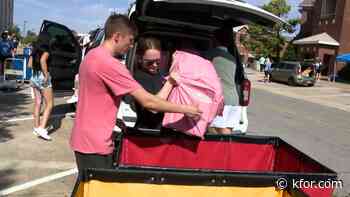 Parents, volunteers working to move college students in under sweltering sun