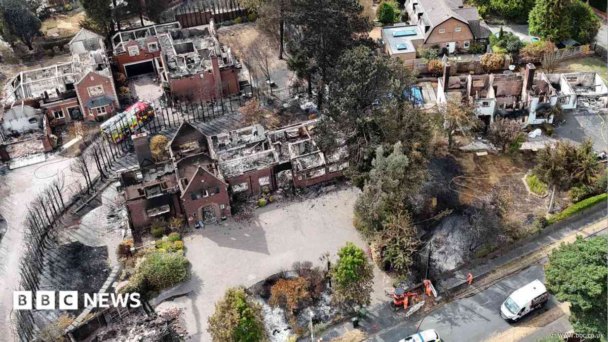 Fires prompt national alert as 19 homes destroyed