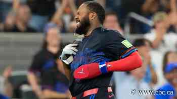 Vladimir Guerrero Jr. exits Blue Jays game after base-running collision