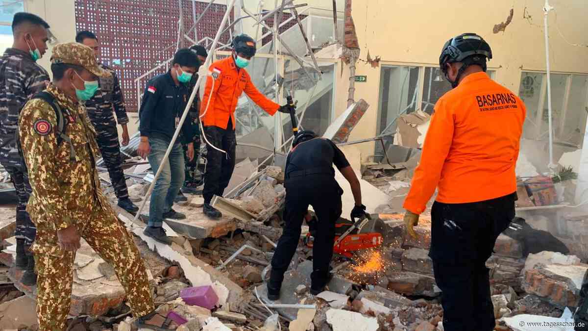 Schweres Erdbeben erschüttert Ostindonesien