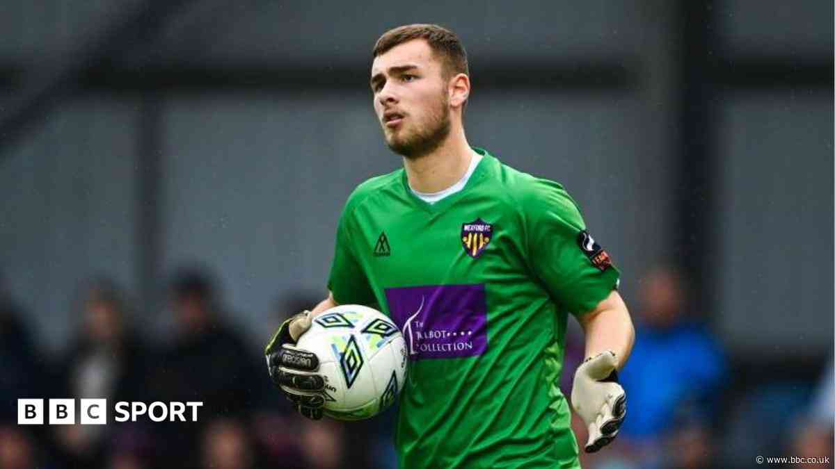Bromley sign Mansfield goalkeeper Mason