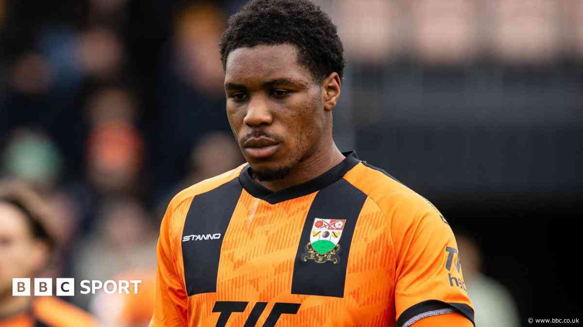 Chinedu signs new Leyton Orient deal