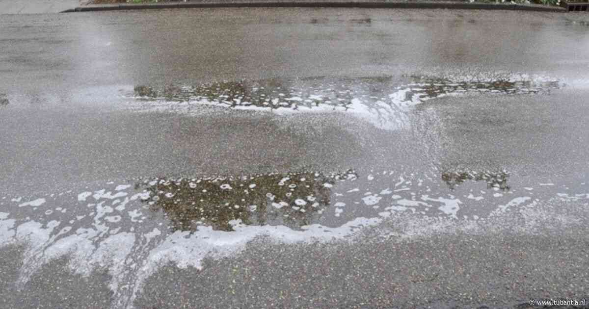 Waarom je moet oppassen als je vandaag een schuimlaag op de weg ziet