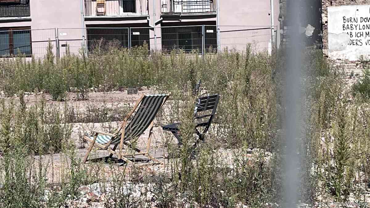 Liegestühle auf Brachfläche: Ottenser starten ungewöhnliche Protestaktion