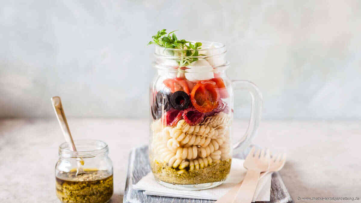 Sommerlicher Pesto-Nudelsalat im Glas: Meal Prep für die Mittagspause
