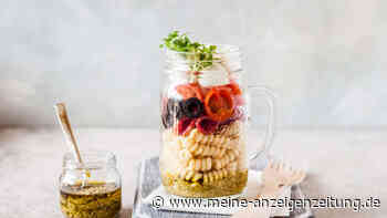 Sommerlicher Pesto-Nudelsalat im Glas: Meal Prep für die Mittagspause