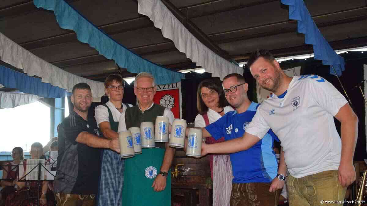 Am Schwung muss er noch arbeiten: Bürgermeister eröffnet mit acht Schlägen das Pollinger Volksfest