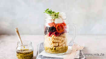 Sommerlicher Pesto-Nudelsalat im Glas: Meal Prep für die Mittagspause