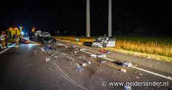 Twee auto’s komen in botsing op A18 bij Doetinchem, snelweg ligt bezaaid met brokstukken