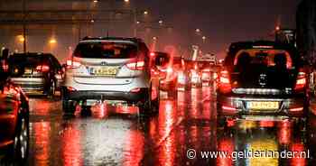 Er komt regen aan: oppassen geblazen op de weg, want die kan verraderlijk glad worden