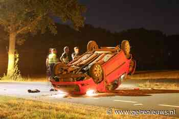Bestuurder vliegt met auto over de kop en raakt gewond
