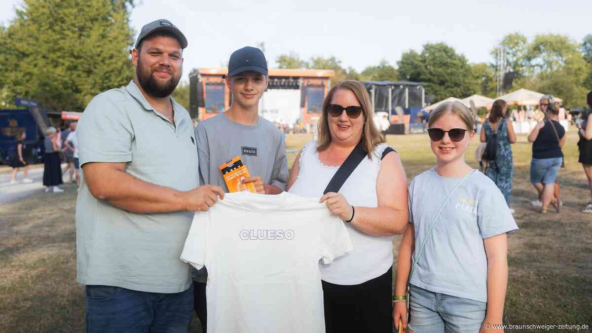 Clueso kehrt an den Raffteich zurück – die schönsten 49 Fotos von Show und Fans