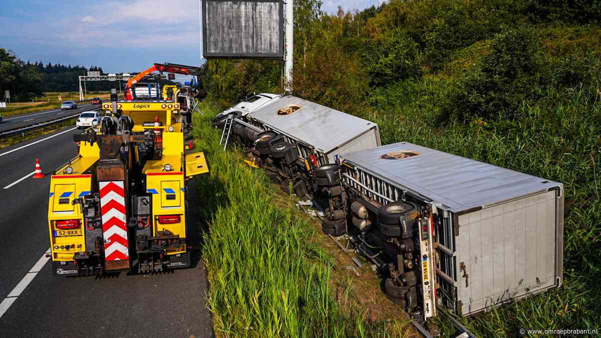 A67 dicht, vrachtwagen schiet over vangrail en kantelt op wal