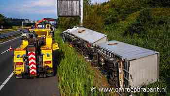 A67 dicht, vrachtwagen schiet over vangrail en kantelt op wal