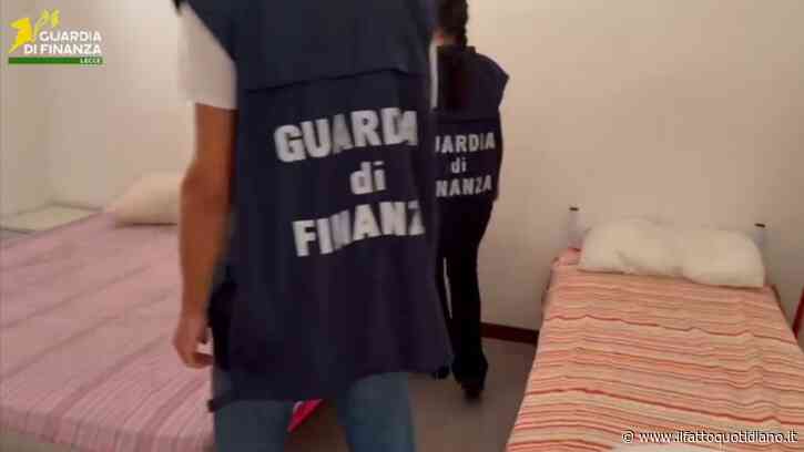 Oltre 480 turisti in 70 appartamenti, blitz della Guardia di finanza nelle case pollaio di Gallipoli. In un appartamento trovati 17 ragazzi