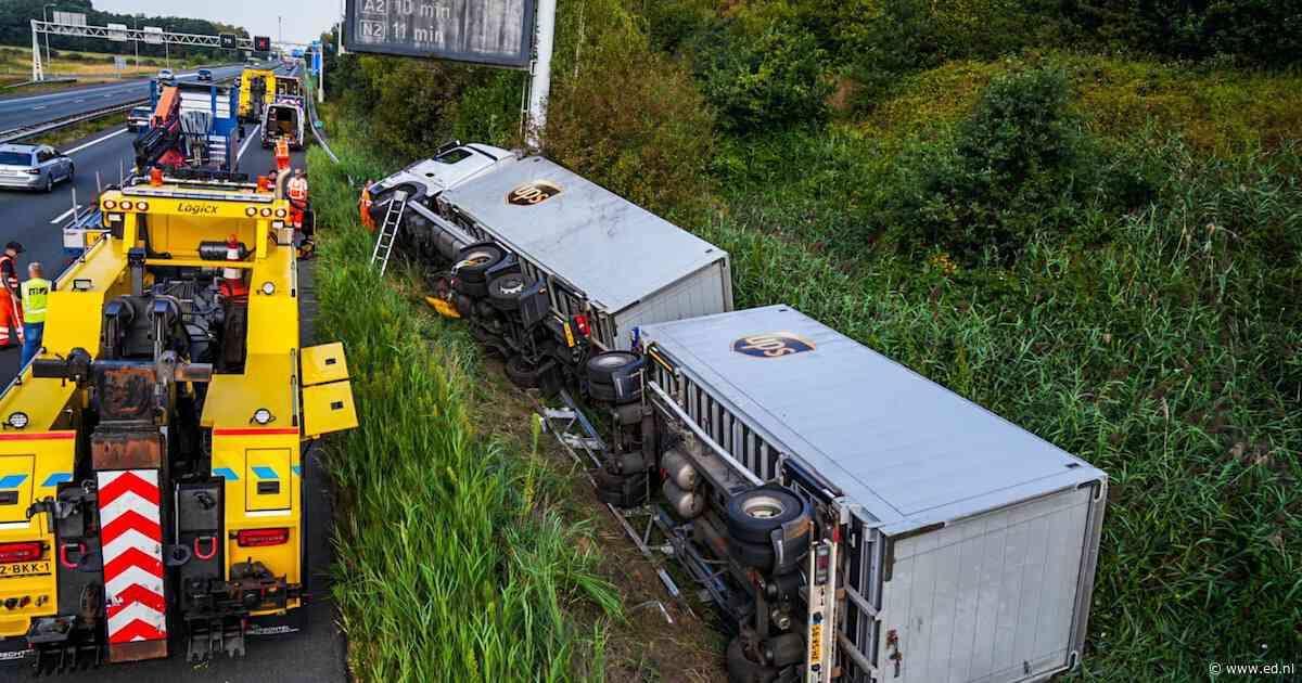 Vrachtwagen belandt in sloot naast A67 bij Geldrop, rijstrook dicht