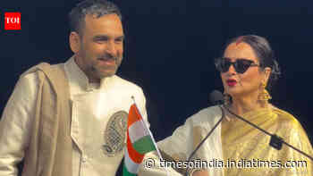 Rekha gives Pankaj Tripathi English lessons on stage - Watch