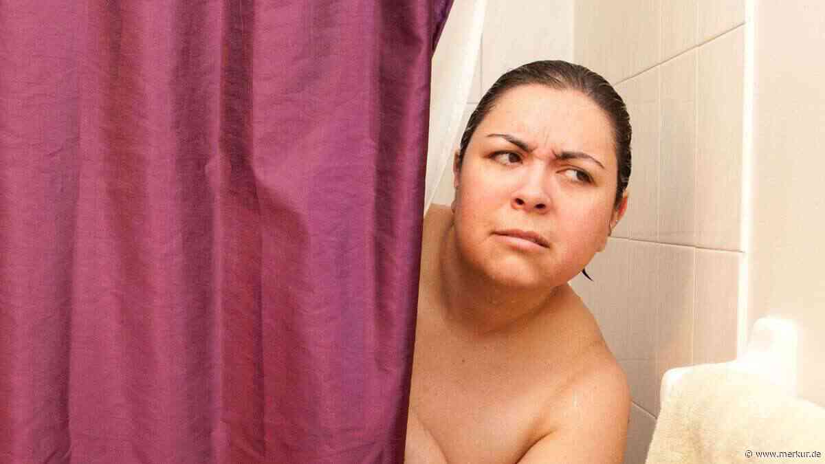 Alltagsfrage: Warum klebt der Duschvorhang immer am Bein?
