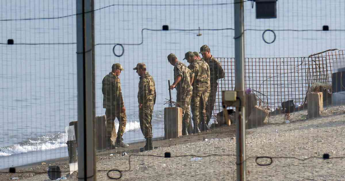 Marokkaanse veiligheidstroepen stoppen honderden mensen aan grens met Ceuta