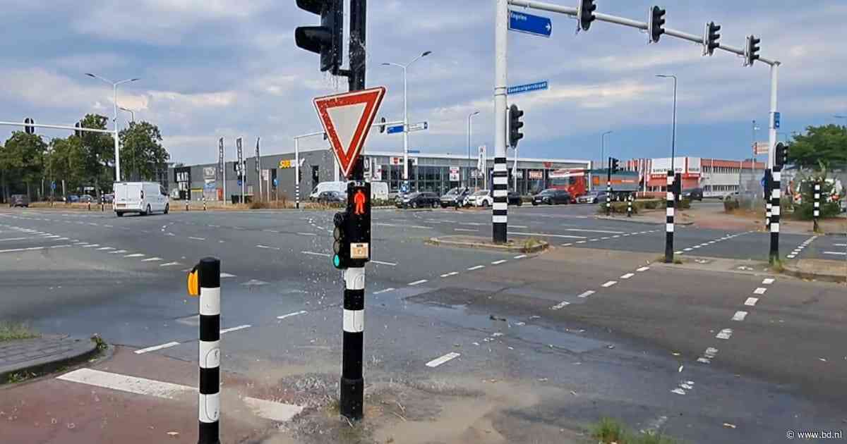 Water gutst uit verkeerslicht in Den Bosch door vermoedelijk ondergronds lek