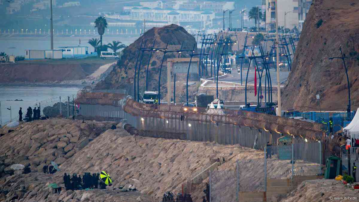 Stacheldraht und Wasserwerfer: Ceuta-Grenze nach neuen Massenansturm-Aufrufen verbarrikadiert