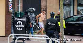LIVE | Man opgepakt na grote politieactie in Ommen: in sportbroekje en op crocs afgevoerd