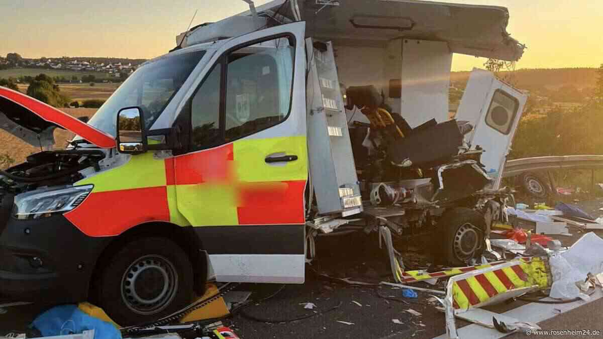 Horror-Unfall auf Autobahn: Lkw rast in Rettungswagen – vier Menschen auf Straße geschleudert