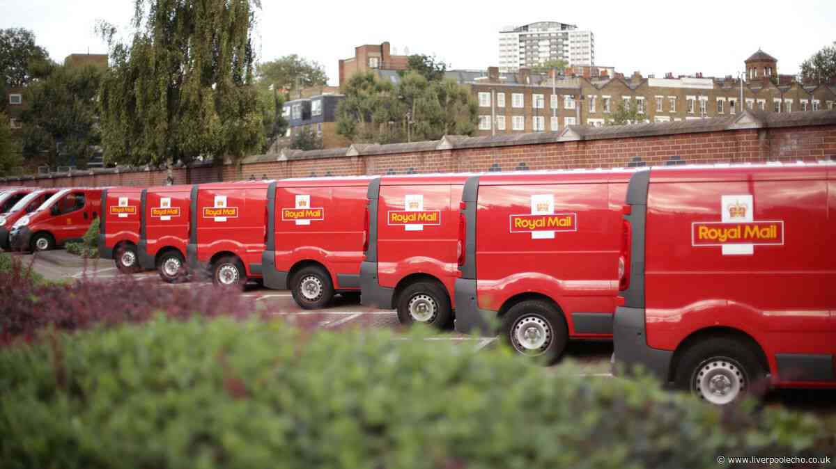 Royal Mail warns of best ink colour to use when writing address on an envelope