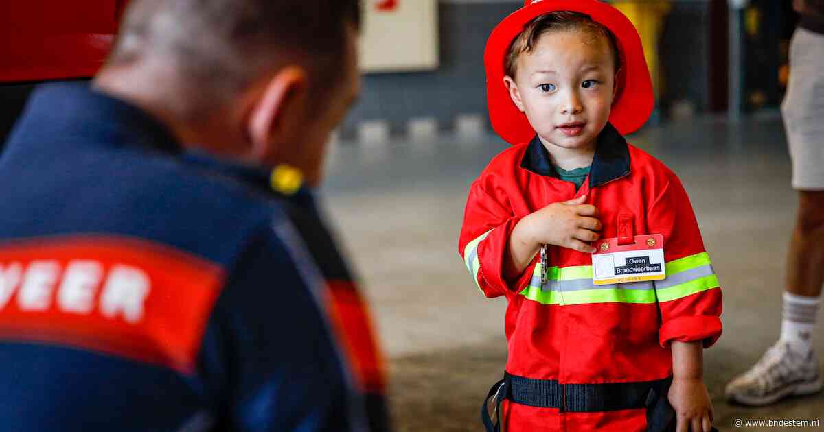 ‘Ik ben nu groot’: Owen (2) verruilt zijn speen voor een helm en een dag vol brandweergeluk