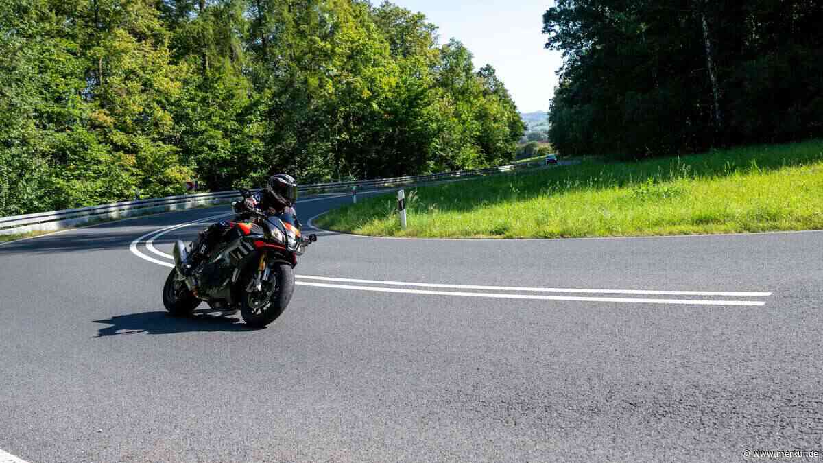 Motorradfahrer bei Zusammenstoß schwer verletzt: Beteiligter (17) flüchtet