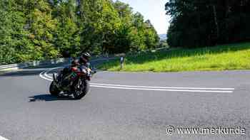 Motorradfahrer bei Zusammenstoß schwer verletzt: Beteiligter (17) flüchtet