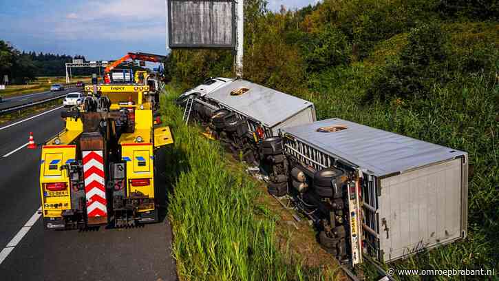 A67 tijd lang dicht, vrachtwagen schiet over vangrail en kantelt op wal