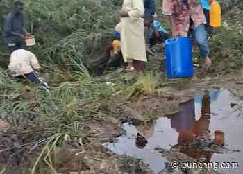 VIDEO: Residents scoop fuel after tanker spills contents on Lagos-Ibadan expressway
