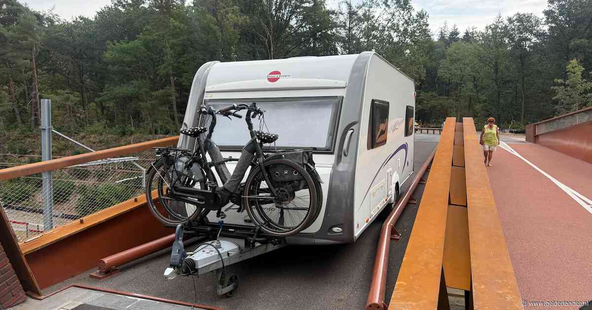 Wéér zit er een caravan vast op omstreden brug in Molenhoek