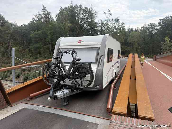 Ondanks waarschuwingsborden opnieuw caravan vast bij beruchte brug