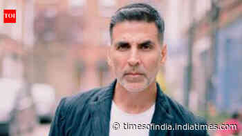 Akshay Kumar removes shoes before holding National Flag during Independence Day celebration