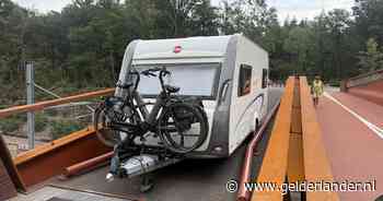 Opnieuw raak op brug in Molenhoek: caravan van Brabants stel zit muurvast