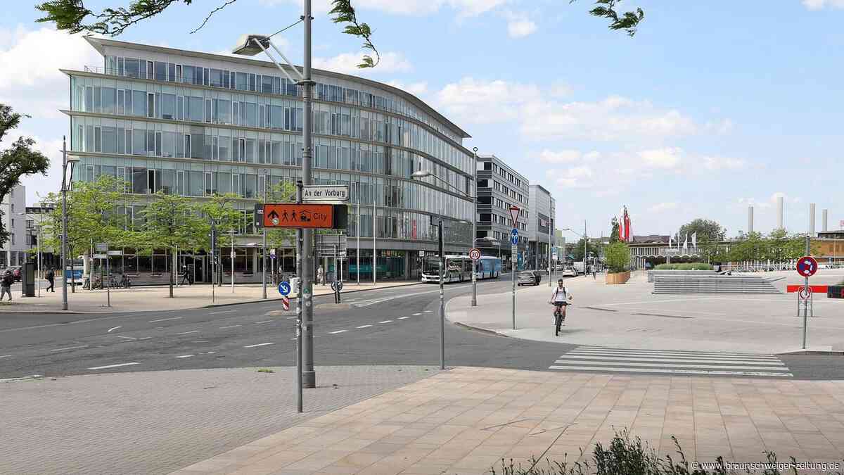 DOW-Besucher betroffen: Sperrung auf einer Straße in der Wolfsburger Innenstadt
