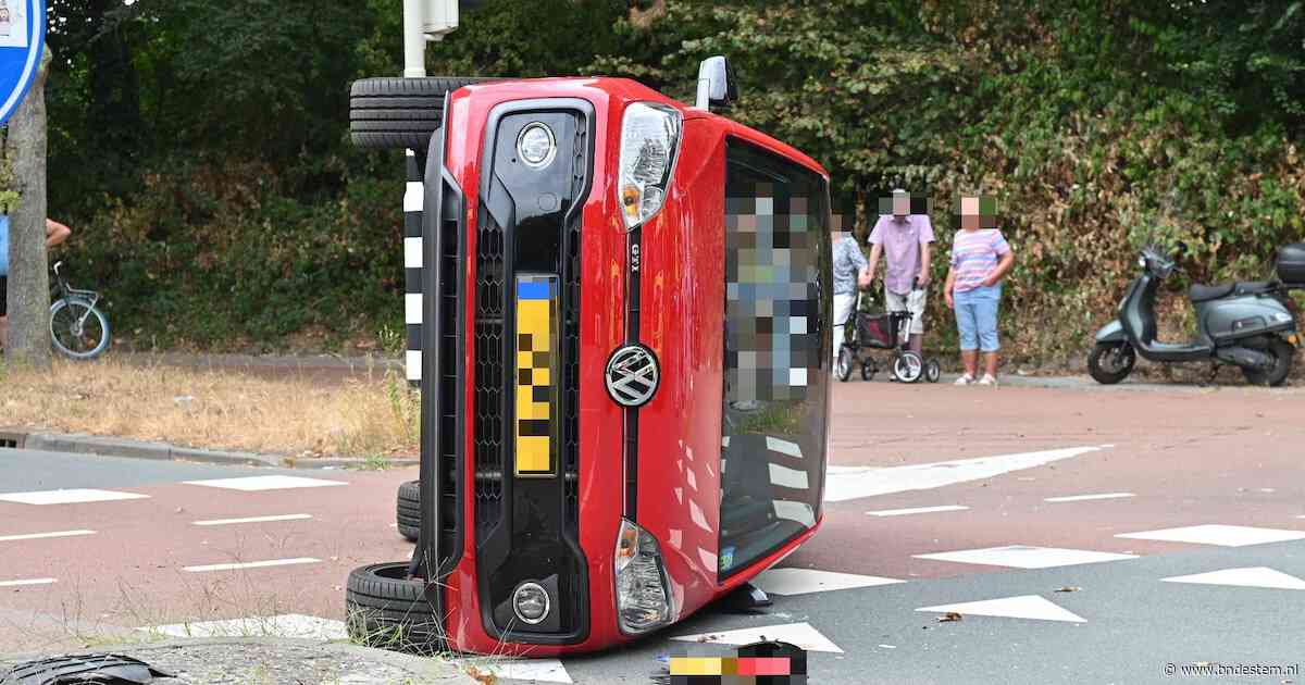 Twee gewonden bij botsing op kruising in Breda, auto belandt op zijn kant