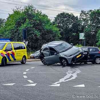 112 nieuws: Auto belandt op andere auto in Enschede | Koeien ontsnappen in Rouveen