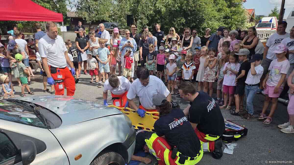Feuerwehr zeigt Wärmebilddrohne und Fettbrand-Experiment
