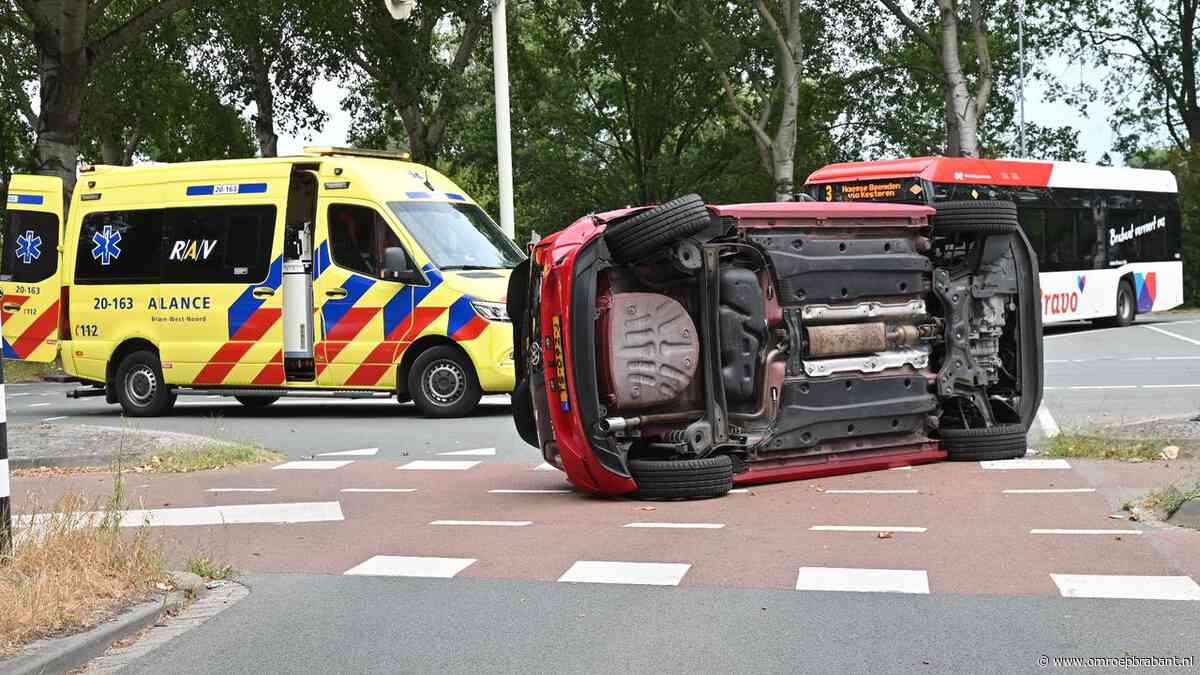 Twee gewonden bij botsing tussen twee auto's op kruising in Breda