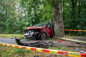 Automobilist ramt lantaarnpaal en belandt tegen boom