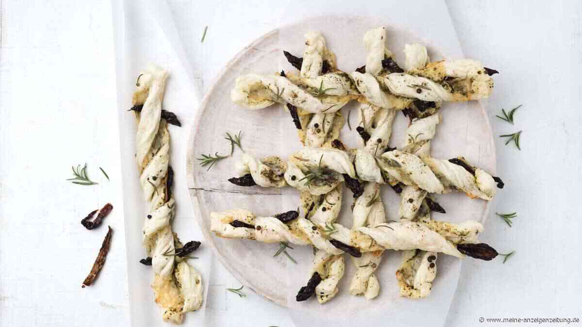 Blätterteigstangen mit Pesto: Dieses schnelle Rezept gelingt mit nur wenigen Zutaten garantiert