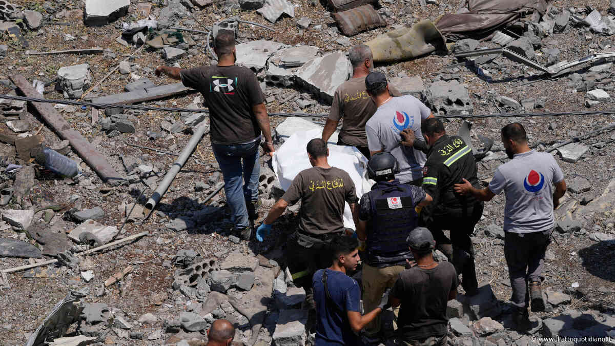 Libano, nuovi raid di Israele: “9 morti nel sud, tra cui una madre e quattro figli”. Hezbollah: “La risposta sarà adeguata”