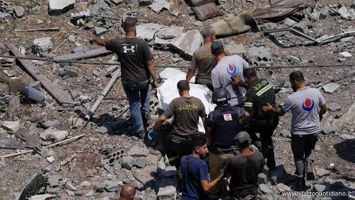 Libano, nuovi raid di Israele: “9 morti nel sud, tra cui una madre e quattro figli”. Hezbollah: “La risposta sarà adeguata”