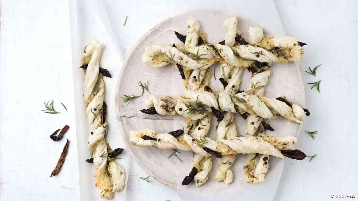 Blätterteigstangen mit Pesto: Dieses schnelle Rezept gelingt mit nur wenigen Zutaten garantiert