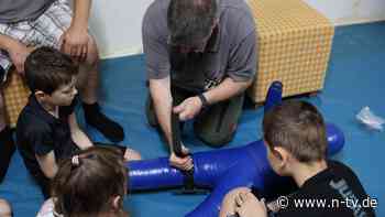 Erste-Hilfe-Training für Kinder: Blutungen stillen, Wunden versorgen - Kindheit in der Ukraine