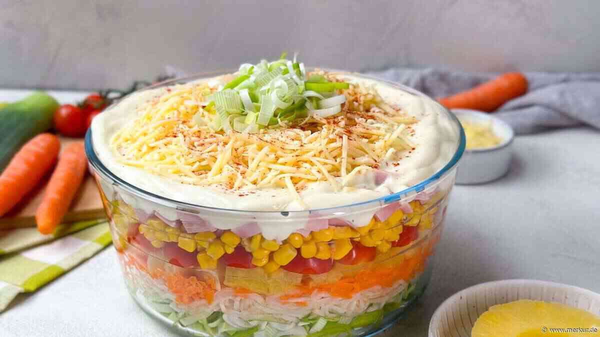 Buntes Highlight auf dem Tisch: Dieser Schichtsalat ist ein echter Sommer-Klassiker