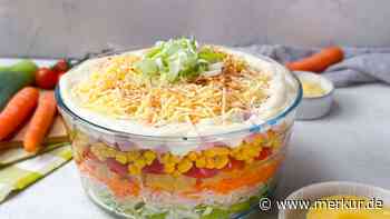Buntes Highlight auf dem Tisch: Dieser Schichtsalat ist ein echter Sommer-Klassiker
